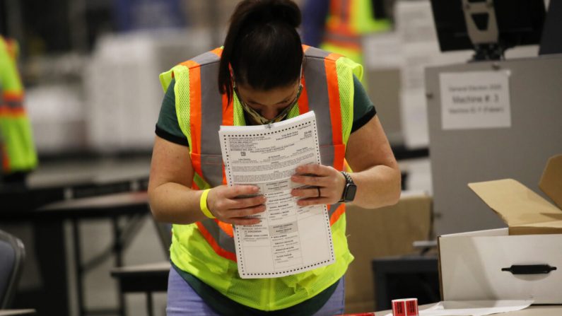 Un employé électoral compte les bulletins de vote à Philadelphie, en Pennsylvanie, le 4 novembre 2020. (Spencer Platt/Getty Images)