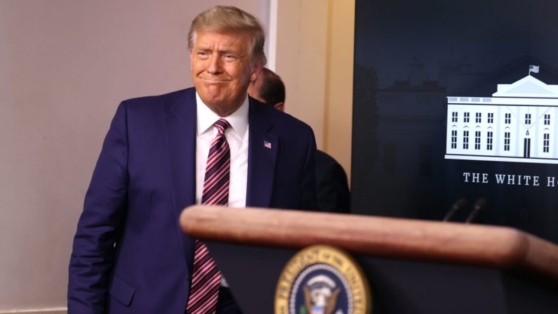 Le président américain Donald Trump se prépare à parler à la presse dans la salle de presse James Brady de la Maison-Blanche à Washington, le 20 novembre 2020. (Tasos Katopodis/Getty Images)