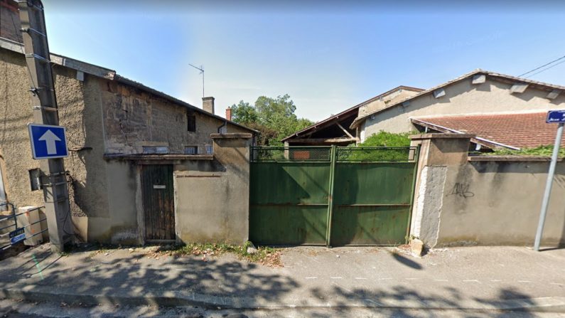 En récupérant sa maison squattée par une famille de Roms, le propriétaire a constaté que de nombreux objets avaient disparu et que d’autres avaient été brûlés. Crédit : Google Maps. 