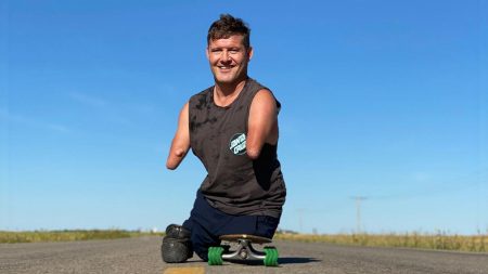 Un homme sans bras ni jambes participe à 10 marathons et partage sa devise inébranlable : « Si je peux »