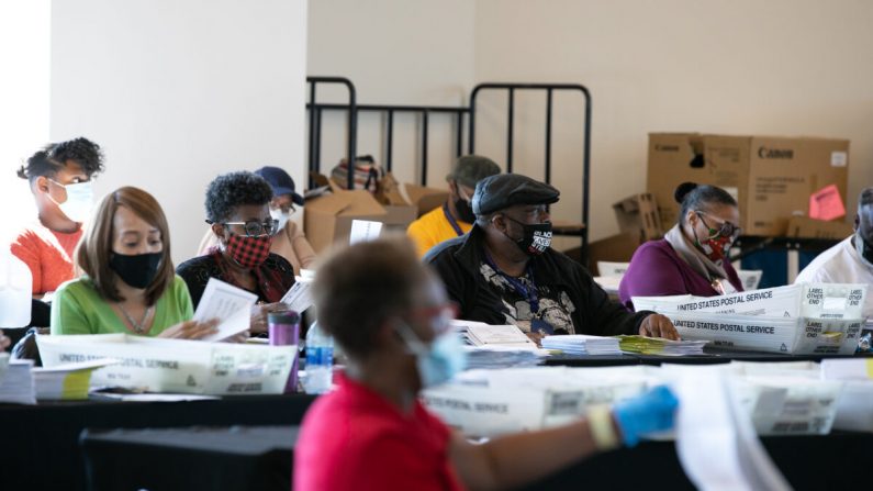 ATLANTA, GÉORGIE - 4 NOVEMBRE : Des travailleurs électoraux comptent les bulletins de vote du comté de Fulton au State Farm Arena le 4 novembre 2020 à Atlanta, en Géorgie. (Photo par Jessica McGowan/Getty Images)