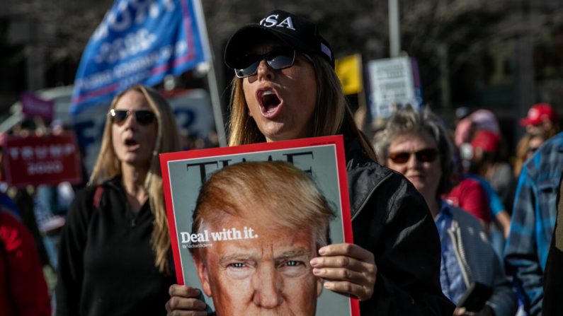 Les partisans du président Donald Trump se rassemblent pour une manifestation devant le centre TCF à Détroit, Michigan, le 6 novembre 2020. (John Moore/Getty Images)