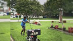 Un garçon qui a tondu gratuitement 50 pelouses pour les vétérans et les personnes âgées obtient un prix de la Maison-Blanche