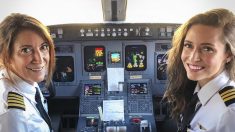 La photo du premier couple mère-fille à piloter ensemble sur un vol commercial devient virale