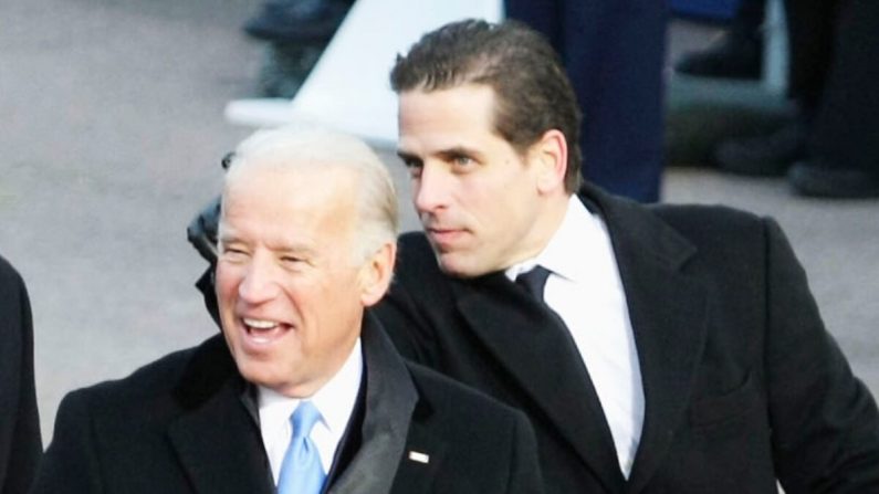 Le vice-président américain Joe Biden à l'époque et son fils Hunter Biden à la tribune d'examen pour regarder le défilé d'investiture du président Barack Obama depuis la Maison-Blanche à Washington le 20 janvier 2009. (Alex Wong/Getty Images)