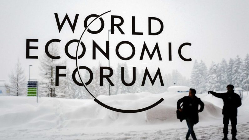 Un agent de la sécurité montre le chemin à un homme devant le Centre des congrès de Davos sous la neige, avant l'ouverture de la réunion annuelle du Forum économique mondial (WEF) 2018, à Davos, en Suisse, le 22 janvier 2018. (Fabrice Coffrini/AFP via Getty Images)