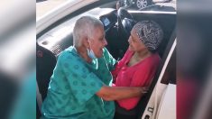 Les retrouvailles d’un homme âgé hospitalisé et de son épouse avec qui il est marié depuis 52 ans deviennent virales : « L’amour véritable »