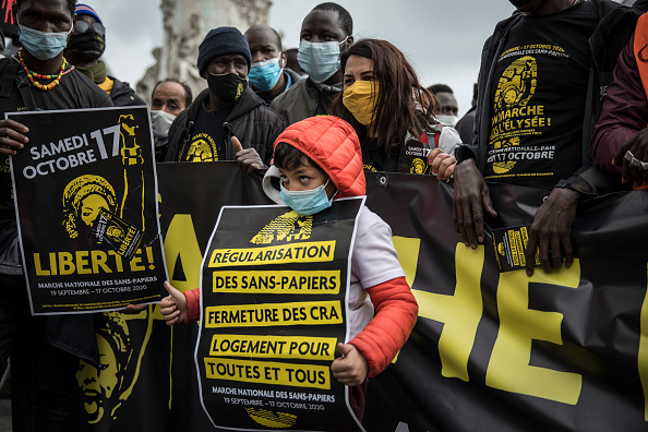 Des migrants manifestent place de la République, à Paris, le 17 octobre pour demander leur régularisation, la fermeture des Centres de rétention administrative (CRA) ainsi que le droit d'être logés. Crédit : Siegfried Modola/Getty Images.