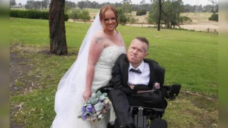 Un homme atteint de dystrophie musculaire épouse son aide-soignante lors d’un mariage exceptionnel