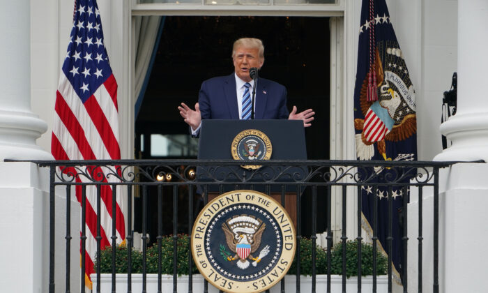 Le président américain Donald Trump parle de la loi et de l'ordre depuis le portique Sud de la Maison-Blanche à Washington le 10 octobre 2020. (Mandel Ngan/AFP via Getty Images)