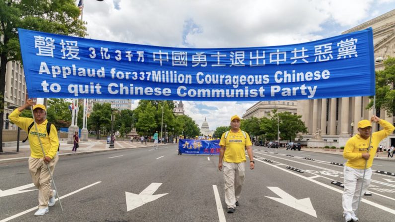 Des pratiquants de Falun Gong tiennent une bannière pour soutenir les 330 millions de Chinois qui se sont retirés du Parti communiste chinois lors d'un défilé à Washington le 18 juillet 2019. (Mark Zou/The Epoch Times)