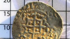 Un chercheur de trésors britannique de 64 ans trouve une pièce de monnaie rare datant de 900 ans, allouée 6 700 euros aux enchères