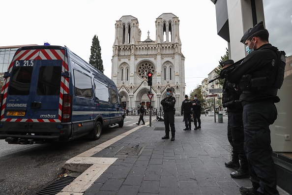 Des gendarmes patrouillent aux abords de la basilique Notre-Dame-de-l’Assomption le vendredi 31 octobre, deux jours après l’attentat islamiste perpétré par un Tunisien de 21 ans arrivé en Europe clandestinement à la mi-septembre. Crédit : VALERY HACHE/AFP via Getty Images.