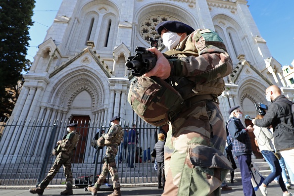 Des militaires patrouillent devant la basilique Notre-Dame-de-l’Assomption de Nice au lendemain de l’attentat islamiste qui a coûté la vie à Nadine Devillers, Simone Barreto Silva et Vincent Loquès. Crédit : VALERY HACHE/AFP via Getty Images.