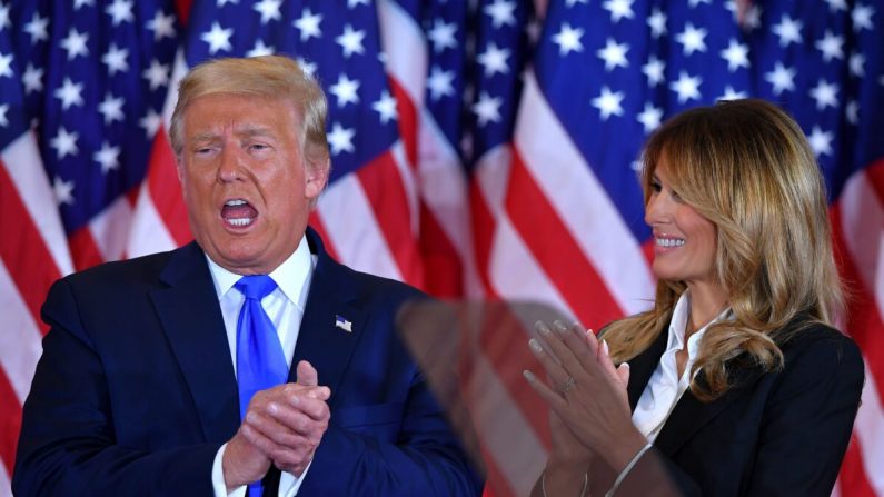 Le président américain Donald Trump applaudit aux côtés de la première dame Melania Trump après avoir pris la parole le soir de l'élection dans la salle Est de la Maison-Blanche à Washington, le 4 novembre 2020. (Mandel Ngan/AFP via Getty Images)