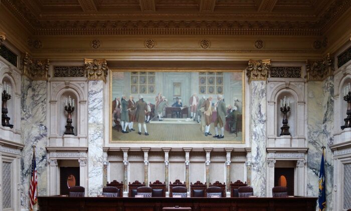 Vue intérieure de la salle d'audience de la Cour suprême du Wisconsin, à l'intérieur du bâtiment du Capitole de l'État du Wisconsin, Madison, Wisconsin, États-Unis, le 24 juillet 2013. (CCO 1.0 via Wikipedia)
