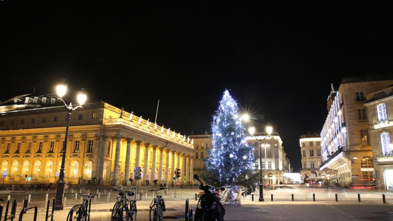La Place de la Comédie de Bordeaux avec les illuminations de Noël.
(Wikimedia)