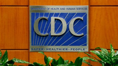 La directrice du CDC américain : le passeport vaccinal « pourrait très bien être une voie à suivre » aux États-Unis