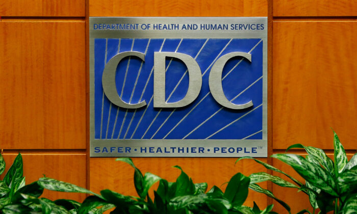 Estrade avec le logo des CDC américains (Kevin C. Cox/Getty Images)