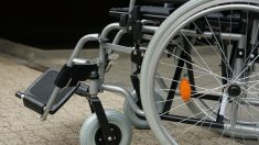 Douai : des adolescents volent et dégradent le fauteuil roulant d’un handicapé pour s’amuser