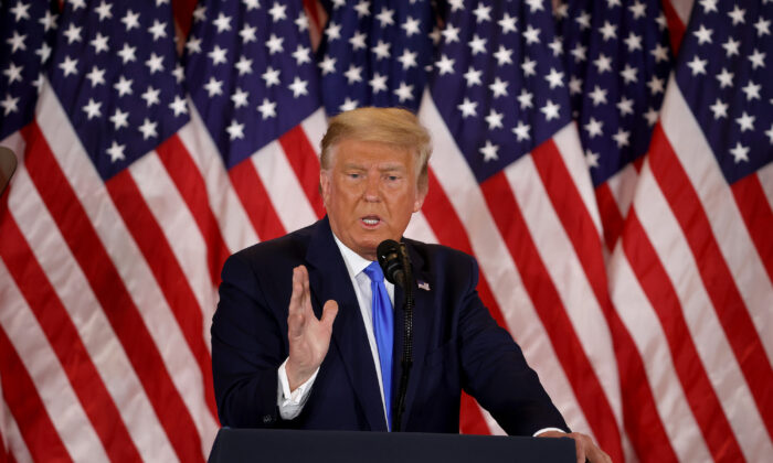 Le président américain Donald Trump s'exprime le soir des élections dans la salle Est de la Maison-Blanche, aux premières heures du 4 novembre 2020, à Washington. (Chip Somodevilla/Getty Images)