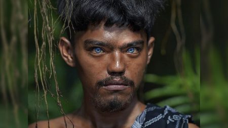 Une tribu indonésienne avec des membres aux yeux bleus étonnants va vous couper le souffle