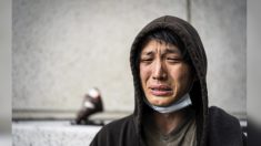 Le portrait d’un jeune sans-abri en pleurs inspire trois inconnus à le rechercher et à le ramener dans sa patrie
