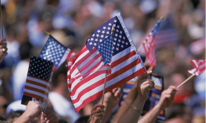 Les drapeaux américains sont agités par la foule au Rose Bowl de Pasadena, en Californie, le 22 septembre 2001. (Stephen Dunn/Allsport)