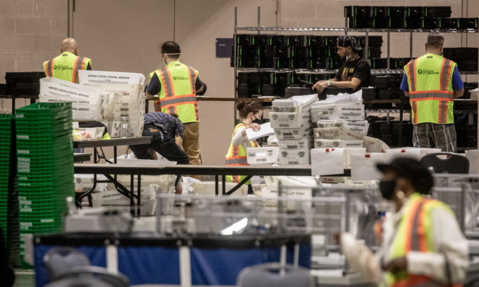 Les employés électoraux comptent les bulletins de vote au Philadelphia Convention Center à Philadelphie, en Pennsylvanie, le 6 novembre 2020. (Chris McGrath/Getty Images)
