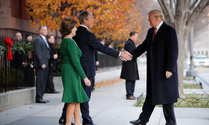 L'ancienne première dame Laura Bush et l'ancien président George W. Bush accueillent le président Donald Trump devant la Blair House à Washington le 4 décembre 2018. (Chip Somodevilla/Getty Images)