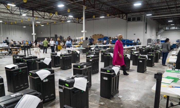 Les travailleurs électoraux du comté de Gwinnett traitent les bulletins de vote dans le cadre du recomptage pour l'élection présidentielle de 2020, au Beauty P. Baldwin Voter Registrations and Elections Building à Lawrenceville, Géorgie, le 16 novembre 2020. (Megan Varner/Getty Images)