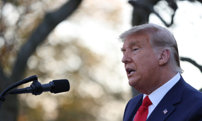 Le président américain Donald Trump parle de l'opération Warp Speed, à la roseraie de la Maison-Blanche, à Washington, le 13 novembre 2020. (Tasos Katopodis/Getty Images)