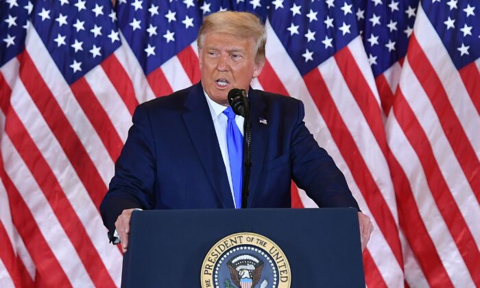 Le président américain Donald Trump s'exprime le soir de l'élection dans la salle Est de la Maison-Blanche à Washington, début novembre 2020. (Mandel Ngan/AFP via Getty Images)