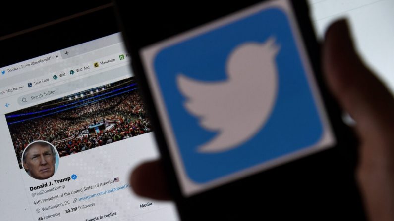 Dans cette illustration photographique, un logo Twitter est affiché sur un téléphone portable avec la page Twitter du président Trump en arrière-plan à Arlington, en Virginie, le 27 mai 2020. (Olivier Douliery/AFP via Getty Images)