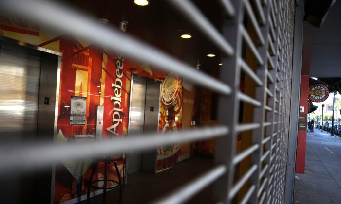 Une barrière de sécurité bloque l'entrée d'un restaurant Applebee's fermé à San Francisco, Californie, le 13 août 2020. (Justin Sullivan/Getty Images)