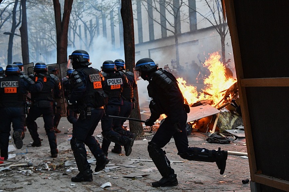 Des policiers interviennent au milieu de barricades enflammées pendant la manifestation contre la loi de sécurité globale organisée le 5 décembre 2020 à Paris. Crédit : ANNE-CHRISTINE POUJOULAT/AFP via Getty Images. 