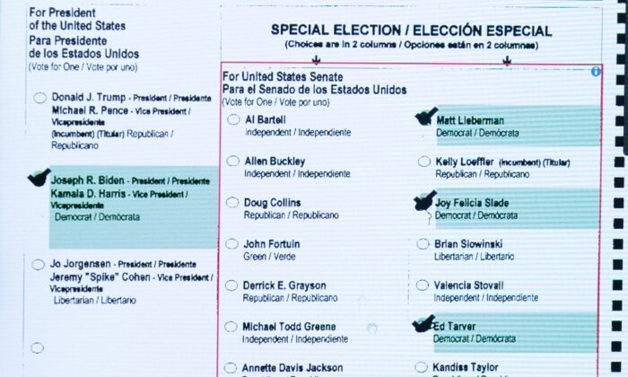 Un bulletin de vote scanné sur un écran d'ordinateur au bureau d'inscription des électeurs et des élections de Gwinnett à Lawrenceville, Georgie, le 8 novembre 2020. (Jessica McGowan/Getty Images)