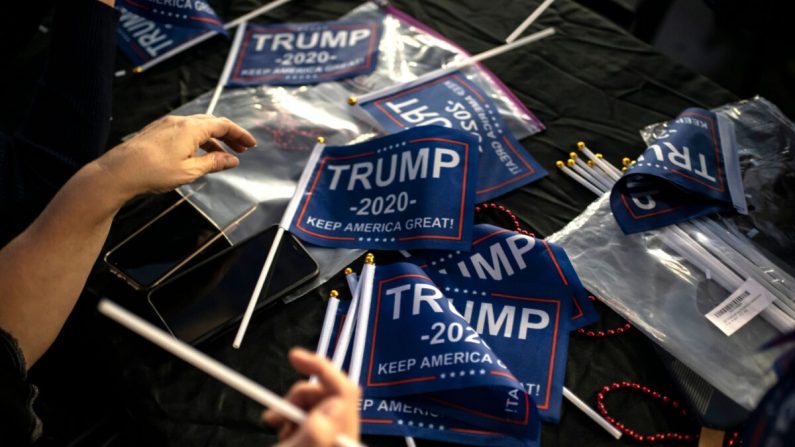 Des supporters du président américain Donald Trump ont confectionné des drapeaux miniatures à Austin, au Texas, le 3 novembre 2020. (Sergio Flores/AFP via Getty Images)