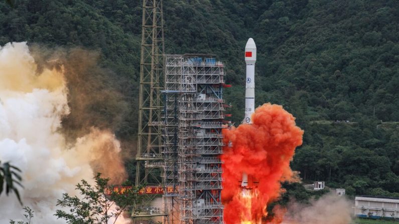 Une fusée de type Long March 3B transporte le satellite Beidou-3GEO3 et décolle du centre de lancement de satellites de Xichang, dans la province du Sichuan, au sud-ouest de la Chine, le 23 juin 2020. (STR/AFP via Getty Images)