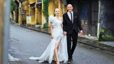 Une jeune mariée vietnamienne se rase la tête pour montrer sa solidarité à son fiancé américain qui lutte contre le cancer