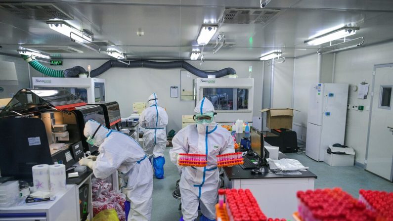 Des techniciens effectuent des tests de dépistage du virus du PCC dans un laboratoire à Tianjin, en Chine, le 23 novembre 2020. (STR/CNS/AFP via Getty Images)