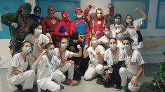 Grenoble : des gendarmes et des CRS déguisés en super héros rendent visite aux enfants malades de l’hôpital