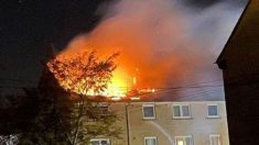 Un père saute d’un appartement au dernier étage en feu pour attraper ses enfants lors de l’incendie de la maison