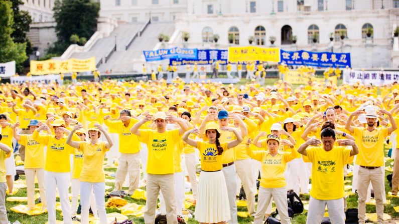 Les pratiquants de Falun Gong participent à un rassemblement pour réclamer la fin de la persécution du Falun Gong en Chine, au Capitole à Washington, le 20 juin 2018. (Edward Dye/The Epoch Times)
