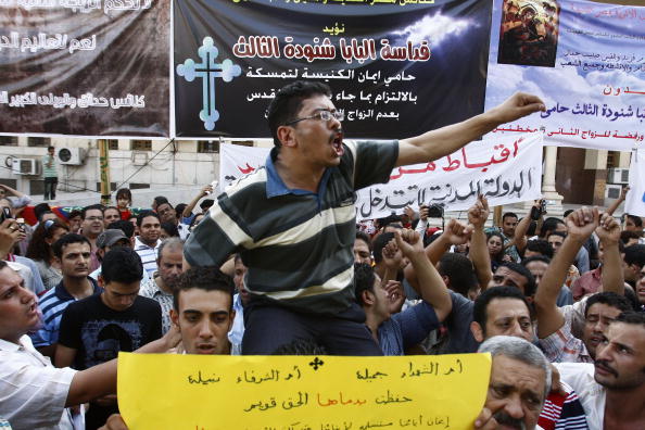 Illustration-Un Copte égyptien crie des slogans lors d'une manifestation devant la cathédrale Abbassiya de Saint Marcos au Caire le 9 juin 2010, contre le verdict de la Haute Cour administrative. Photo STR/AFP via Getty Images.