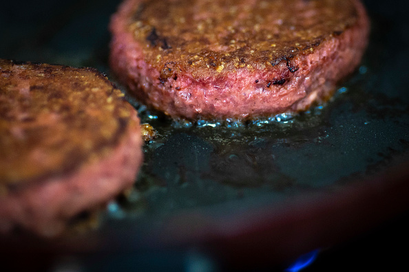 La start-up française Les Nouveaux fermiers veut faire concurrence à l'entreprise américaine Beyond Meat, dont on voit ici des burgers végétaux en train de cuire (Drew Angerer/Getty Images)