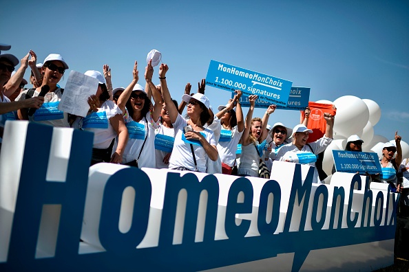 Des manifestants à Paris le 28 juin 2019 demandent le maintien du remboursement des médicaments homéopathiques. (STEPHANE DE SAKUTIN/AFP via Getty Images)