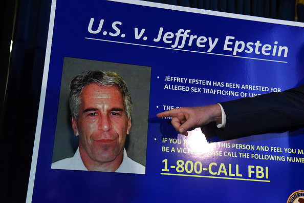 Financier milliardaire et ami des puissants, M. Epstein avait été inculpé en juillet 2019 pour avoir organisé, entre 2002 à 2005, un réseau de jeunes filles qu'il aurait exploitées sexuellement. Il s'est soi-disant suicidé dans sa prison new-yorkaise début août 2019. (Photo :  Stephanie Keith/Getty Images)