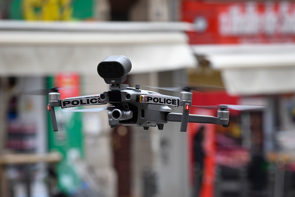 Le Conseil d'État interdit l'usage de drones pour surveiller les manifestations sur la voie publique à Paris. (Photo : GERARD JULIEN/AFP via Getty Images)