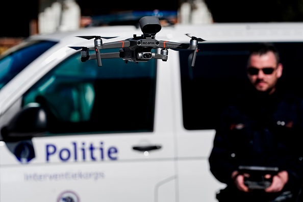 Un policier belge utilise un drone à Bruxelles en plein confinement, le 24 mars 2020 (KENZO TRIBOUILLARD/AFP via Getty Images)